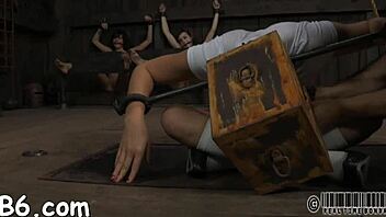 Kínzott csábítja a mestert nedves, buja orális élvezettel