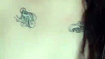 i'm watchin this girl masturbate her wet pussy on video call