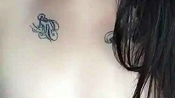 i'm watchin this girl masturbate her wet pussy on video call