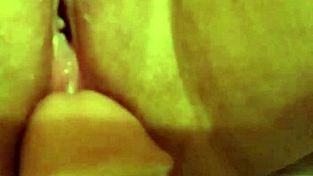 Real Amateur MILF Mom Surprisingly Takes Large Dildo in Pussy Insertion