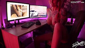 Estou obcecado com Anni Angel avaliando meu pau enquanto se masturba!