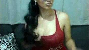 busty tranny masturbates on webcam, showing off her body