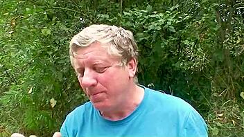 Meus avós mataram a saudade de uma boa foda, achando uma ninfeta ninfomaníaca no pic-nic, cara!