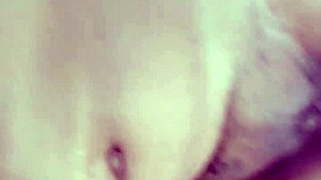 زوجة مبللة تمص زب أسود كبير عميق مسجل على كاميرا