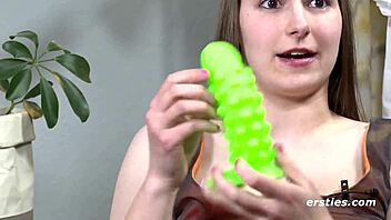 European amateur gets naughty with her favorite toy