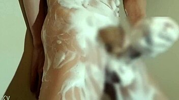 yo, check this japanese guy’s solo bath time action!