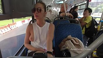 Nahá prsa v autobuse, odvážné nebo šílené?