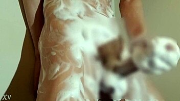 yo, check this japanese guy’s solo bath time action!