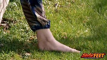 Amateur country girl with dirty feet in a sinful foot fetish video