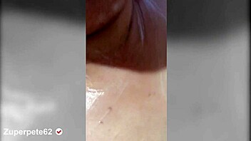 Ama de casa se masturba en el piso de su ducha con tetas grandes