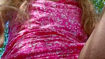 Nussi ja pissaa pyörälleni! Avoin pillu pissaa takaa luonnossa!