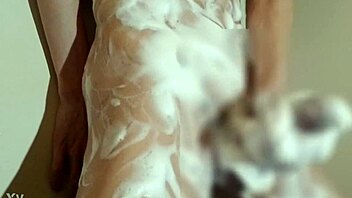 yo, check this japanese guy’s solo bath time action!