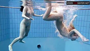 Andrea ja Monika kastuvat märkinä uima-altaan lesboleikeissä