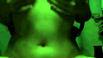 Gorąca nastolatka 18+ pociera dziury, lodzik kończy się ostrym wytryskiem