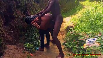 顽皮继姑Melissa Rose在路边硬核性爱。业余XXX 4K热交，特写女上位动作！