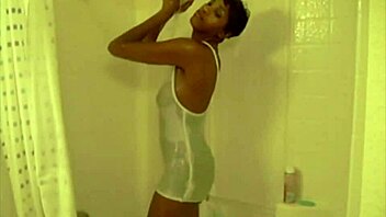 sweetcandi4u showin her sexy ebony ass on webcam, so wet and ghetto