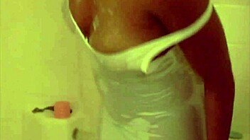 sweetcandi4u showin her sexy ebony ass on webcam, so wet and ghetto