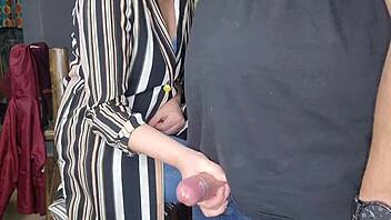 Ibu Tiri Handjob Berani Selepas Kerja