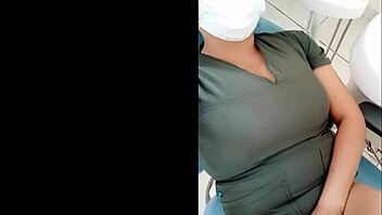 그 악마 같은 간호사가 치과 수술실을 너무 관능적으로 청소해.