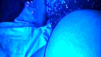 饥渴业余棕发美女展示性感翘臀和巨乳！