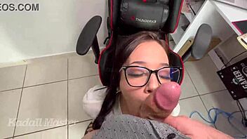 aluna da faculdade chama professor no quarto, chupa e senta na piroca por nota ate tomar leitada na bunda