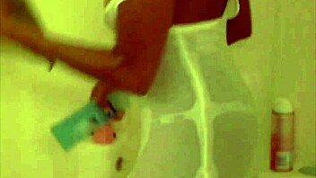 sweetcandi4u showin her sexy ebony ass on webcam, so wet and ghetto