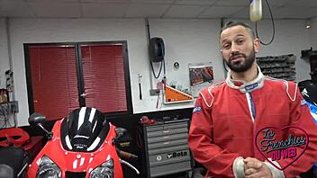 Aurora Une Coquine Brunette Aux Gros Seins!