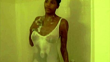 sweetcandi4u showin her sexy ebony ass on webcam, so wet and ghetto