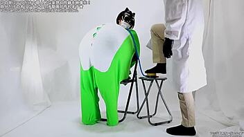 Screaming pleasure with a balloon fetish pump