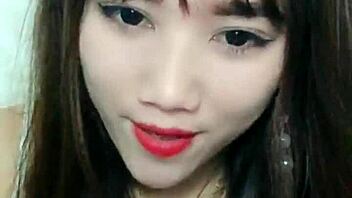 Umm, Vietnamese Girl on Uplive Talkshow Livestream, So Sexy!