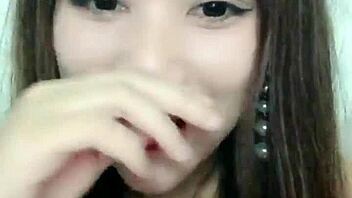 Umm, Vietnamese Girl on Uplive Talkshow Livestream, So Sexy!