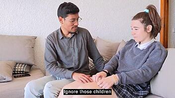 Üvey baba kızgın üvey kızını gerçek sohbetle sakinleştirmeye çalışıyor