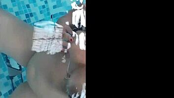 Flagram na piscina do hotel gozando