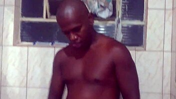 घर पर कर्वी ब्यूटी को कैच किया, जो मसिव ब्लैक शाफ्ट पर राइड कर रही थी