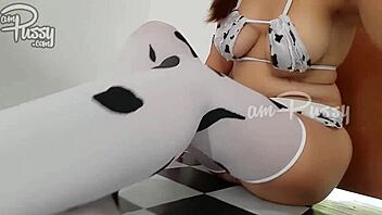 Den stora dildon kämpar för att få plats i den tighta asiatiska tjejens kropp.