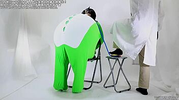 Screaming pleasure with a balloon fetish pump