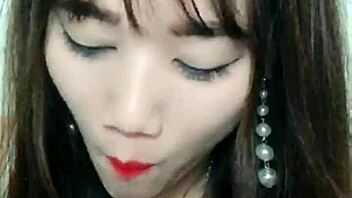 Umm, Vietnamese Girl on Uplive Talkshow Livestream, So Sexy!