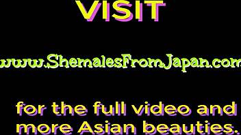 Storpuppa asiatisk shemale rir feit kuk i vill anal