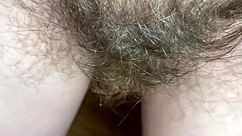 Admiration en gros plan d'une chatte poilue pendant 10 minutes