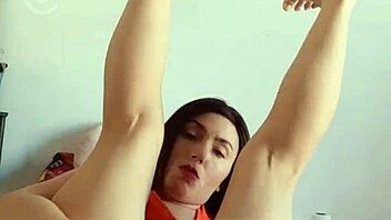 लैटिना शॉर्ट्स गीले कर थियागो से गांड चुदाई और फुहार оргазम मांगती है