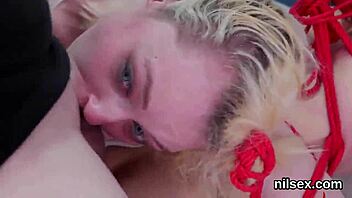 Slyngel enters analtokhuset för bisarr knullbehandling