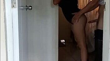 Заварена майка ме вика да оправя леглото, накрая я чукахме силно