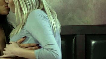 Busty nevlastní máma si užívá divokou interrasovou trojku s kamarády