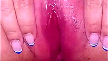 Amateur inserts bottle for coca cola orgasm 😱