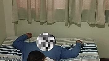 Colegiala Se Entrega a Su Profesor por Aprobar el Curso