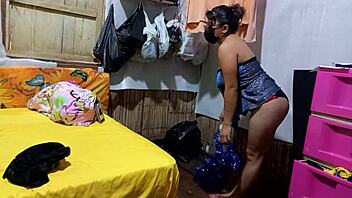 Me Toca Desfilar Mañana Y Practico Bailes Sexy En Casa Después Mi Hermanastro Entra Y Me Termino Montando Su Polla Enana