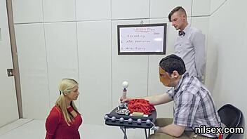 Zlá holka odvedená do zadku azylu pro brutální bolestivou léčbu