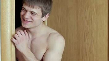 Elena stønner da hendes kæreste afslutter dybt inde i hende.