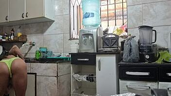 Histórias que o povo conta - safado pega ela de calcinha.