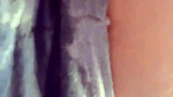 लैटिना शॉर्ट्स गीले कर थियागो से गांड चुदाई और फुहार оргазम मांगती है